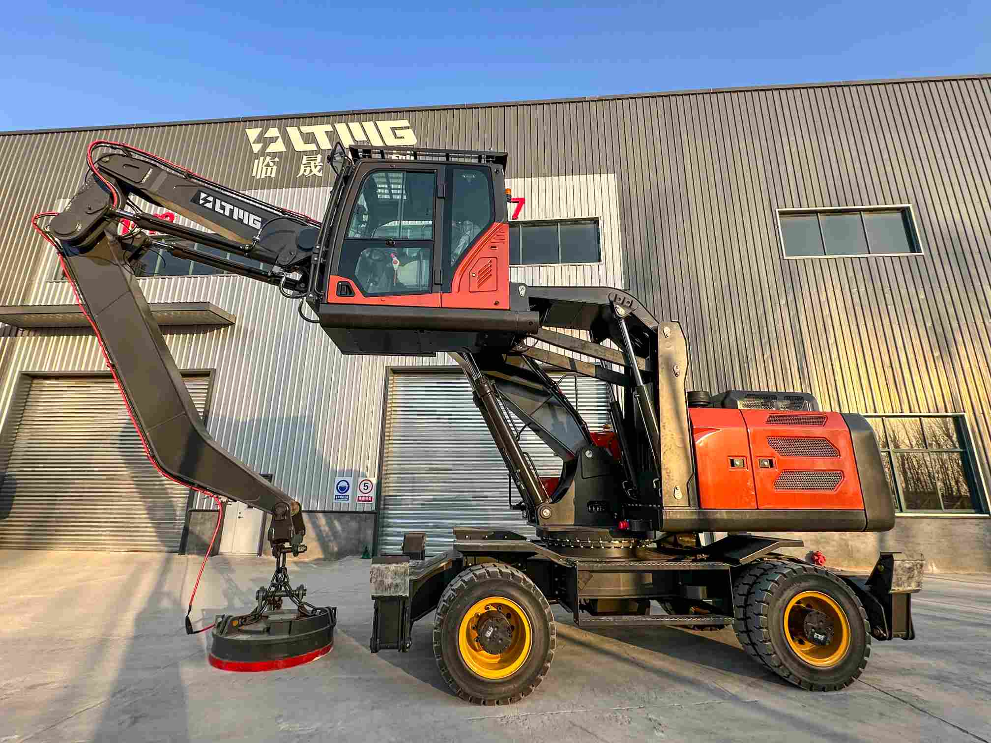 wheeled excavator long arm